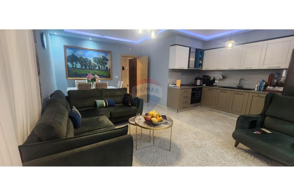 SHITET, APARTAMENT 2+1+2 + POST PARKIMI, FRESKU