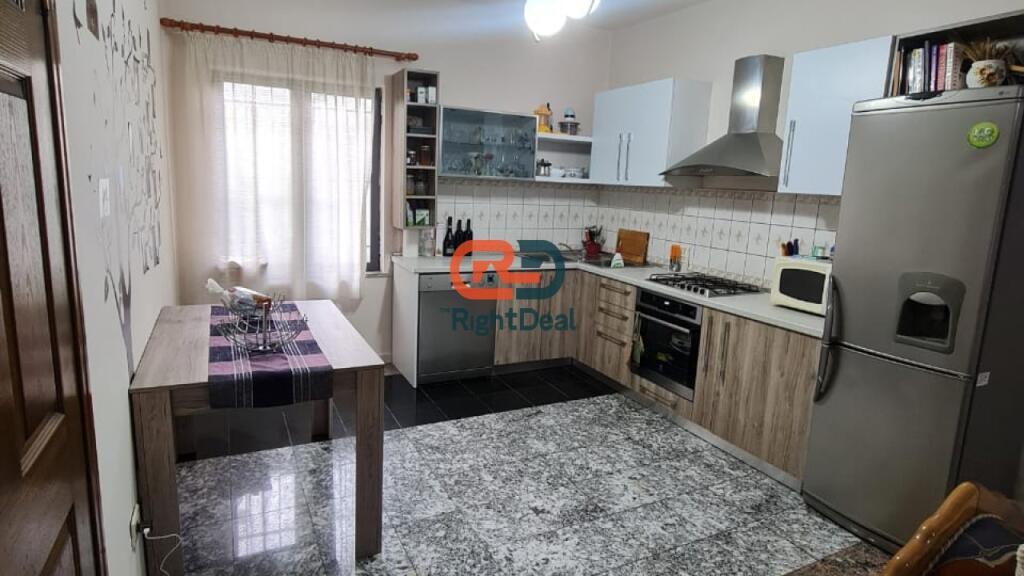 Vicino al Complesso Grand, Villa su 3 Piani in Affitto per Attività Commerciale!!