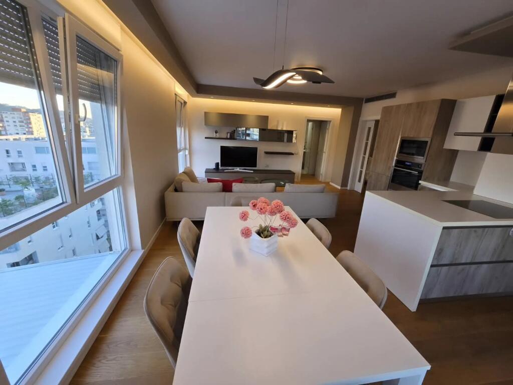 21 Dhjetori, Kompleksi Kontakt Shesim apartament me garazhd  3+1+2 tualete