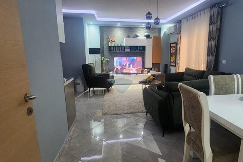 SHITET, APARTAMENT 2+1+2 + POST PARKIMI, FRESKU
