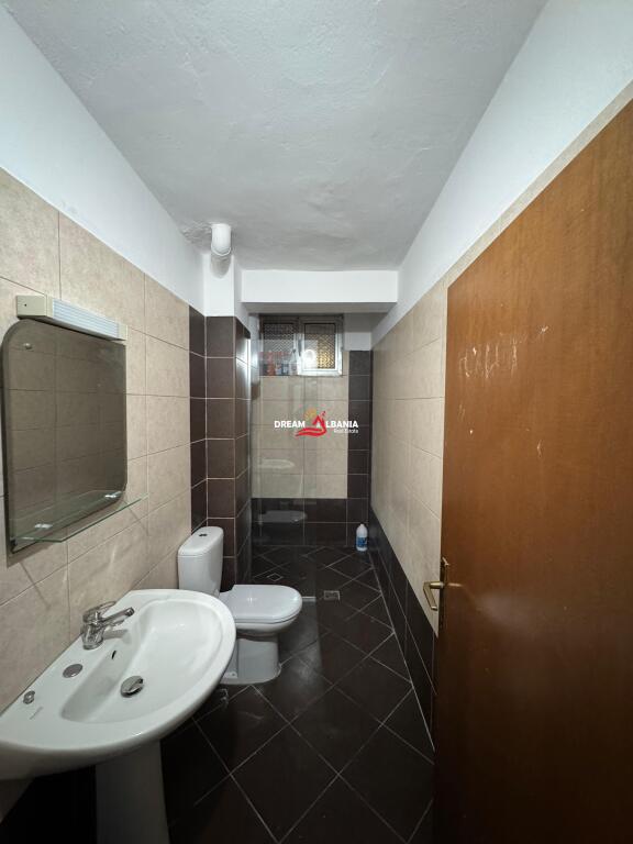 Ambient Komercial/ZYRE me qera Ne Zonen e Pazarit te Ri, prane “Lincoln Center” – Tirane (ID 42611352)