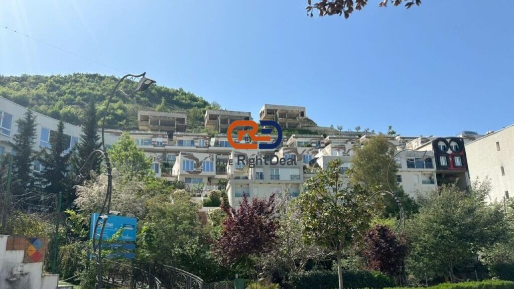 Alla Residenza Kodra E Diellit 2, Appartamento 2+1 Con Cubatura Regolare In Vendita !!!