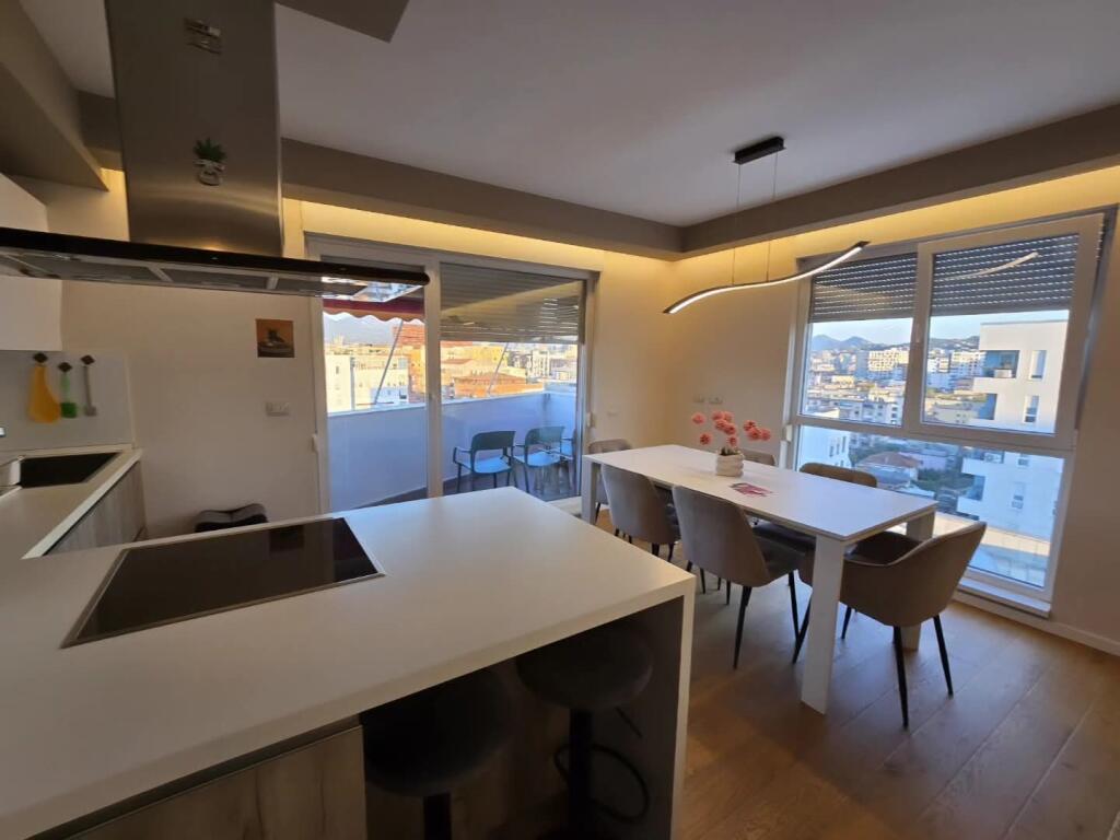 21 Dhjetori, Kompleksi Kontakt Shesim apartament me garazhd  3+1+2 tualete