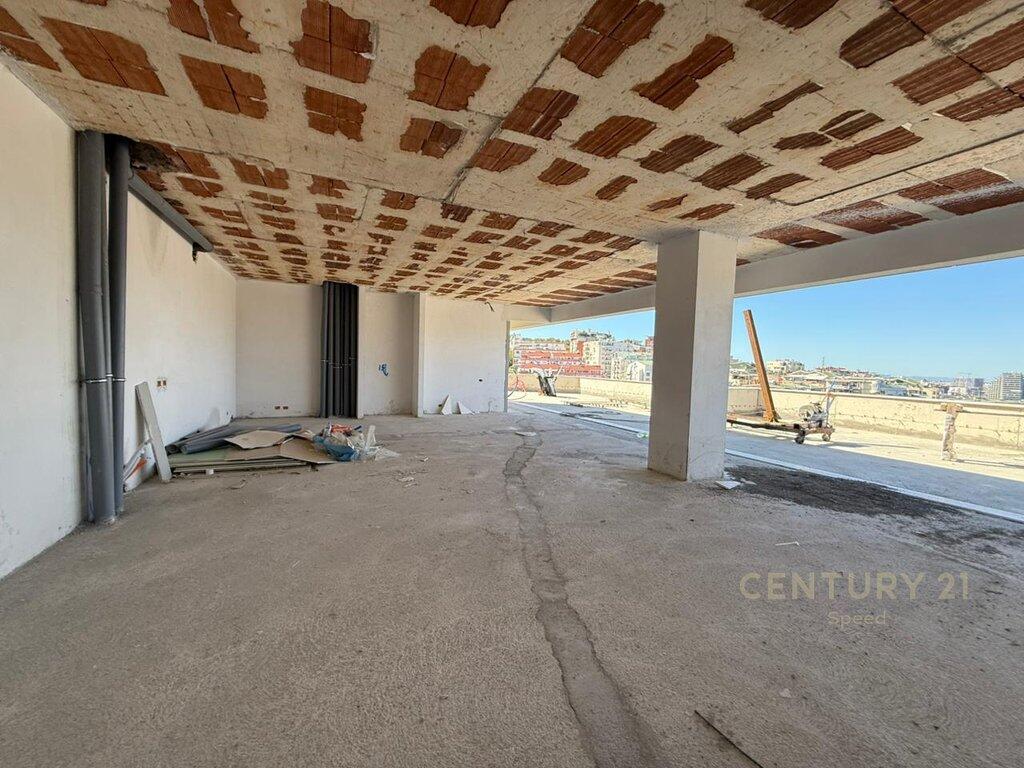 Penthouse për Shitje me Pamje Spektakolare – Liqeni i Thatë, Tiranë