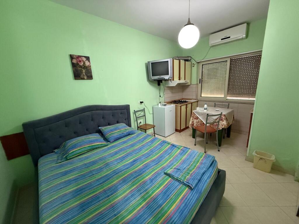 JEPET ME QIRA GARSONIERE NE PLAZH 130 EURO