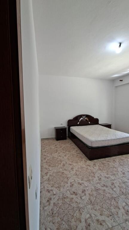 Jepet me qera apartamenti 1+1 Rruga e Durresit , prane hotel colosseo Cmimi: 500 euro