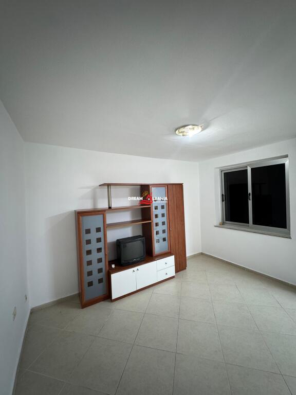 Ambient Komercial/ZYRE me qera Ne Zonen e Pazarit te Ri, prane “Lincoln Center” – Tirane (ID 42611352)