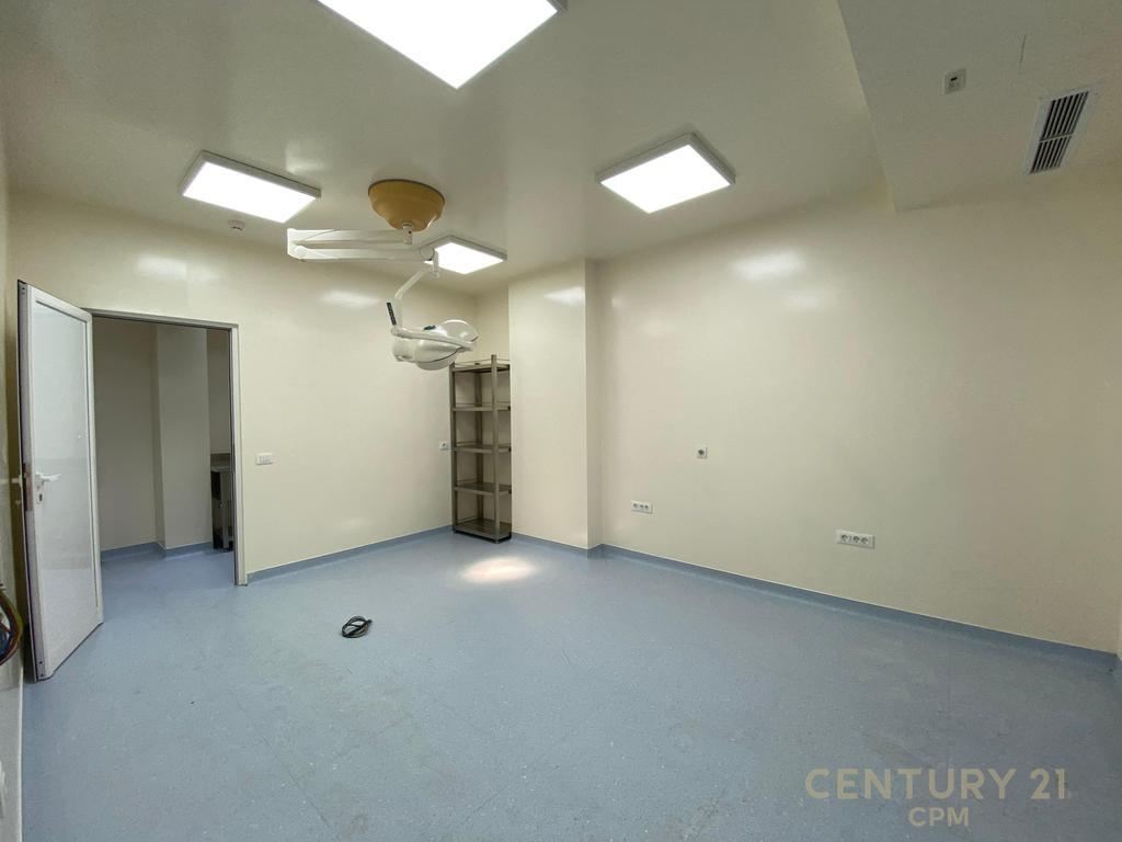 Surgical clinic premises for rent at KIKA 2 – Komuna e Parisit!