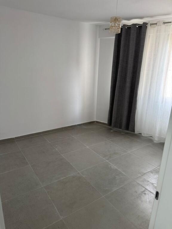 In affitto appartamento 2+1+2+Posto Auto Astir, vicino al bar famed Prezzo: 700 mila lek