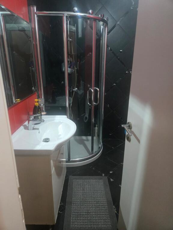 🏢Nella zona di Yzberisht, vicino a Big Market Armeni, si affitta appartamento 2+1 arredato, 500 Euro