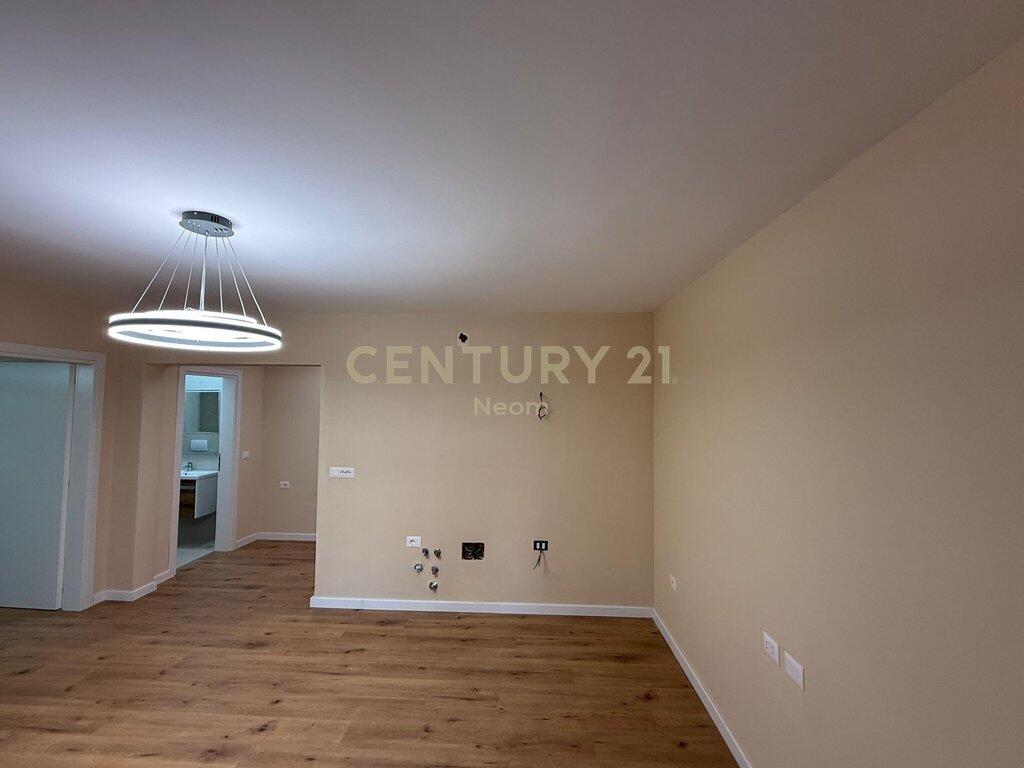 Appartamento 1+1 con Veranda in Vendita – Kombinat, Via “Fabrika e Qelqit”