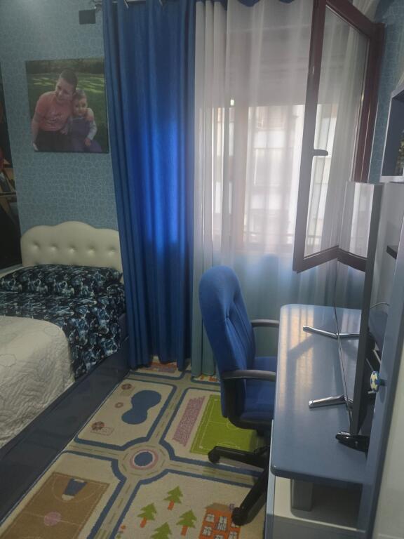 🏢Nella zona di Yzberisht, vicino a Big Market Armeni, si affitta appartamento 2+1 arredato, 500 Euro