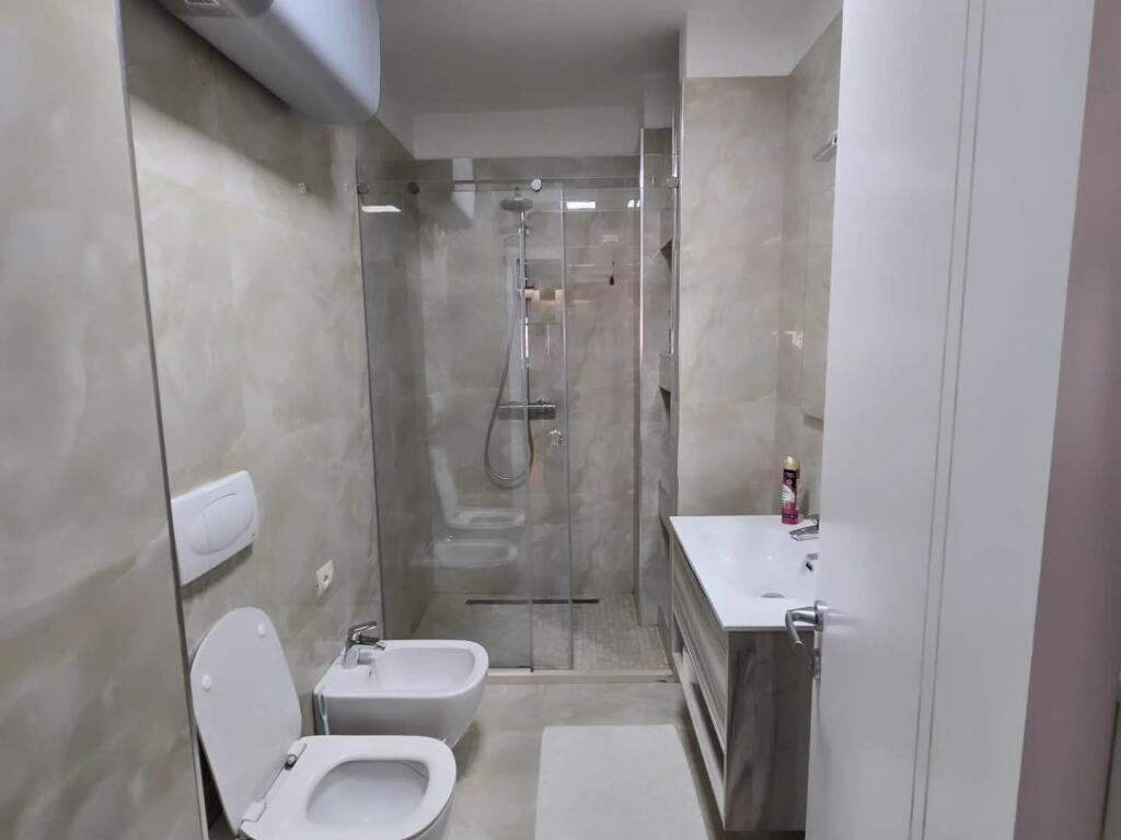 21 Dhjetori, Kompleksi Kontakt Shesim apartament me garazhd  3+1+2 tualete