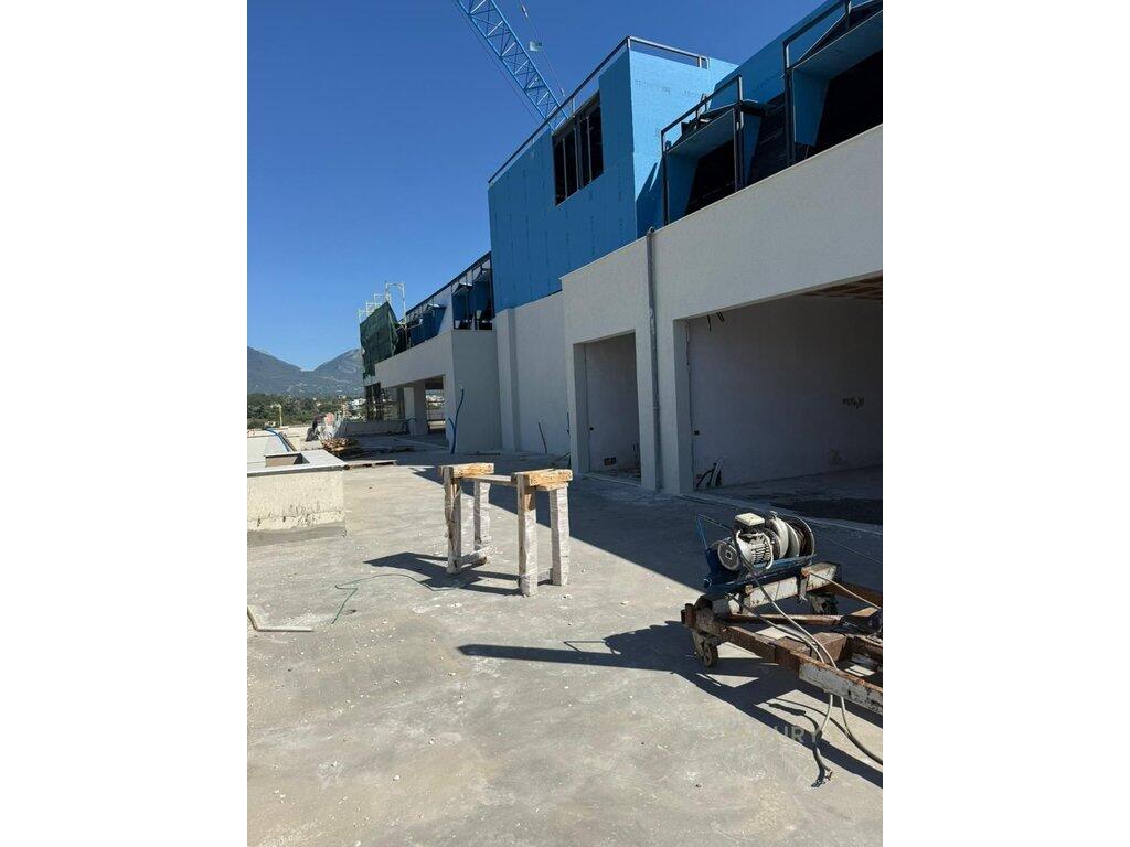 Penthouse për Shitje me Pamje Spektakolare – Liqeni i Thatë, Tiranë