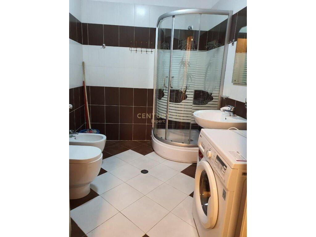 Vendesi in vendita appartamento 2+1 vicino all'Hotel Hilton – Tirana