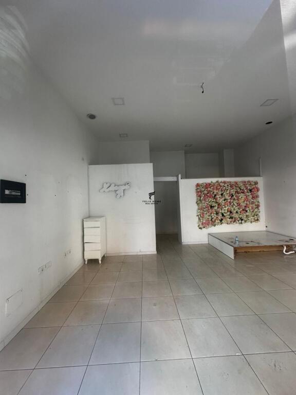 NEGOZIO IN AFFITTO 33 M2 VIA KAVAJES 700 EURO