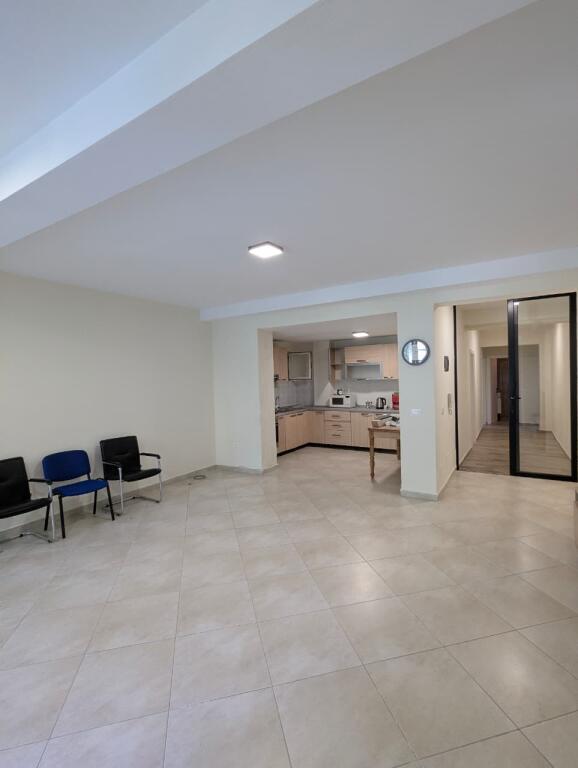 Casa in affitto per attività 2+1+ (2 posti auto) In Via Elbasan, vicino alla banca BKT