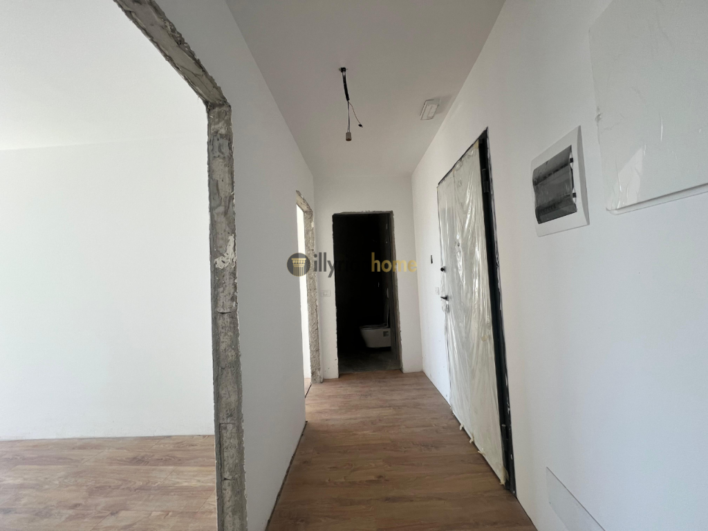 Shitet Apartament Ekskluziv 2+1+2 Tualete + Post Parkimi, ”Lake View Residence” Tiranë.
