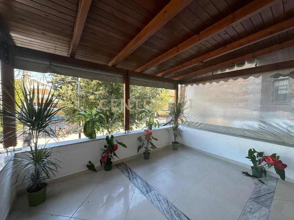 Appartamento 1+1 con Veranda in Vendita – Kombinat, Via “Fabrika e Qelqit”