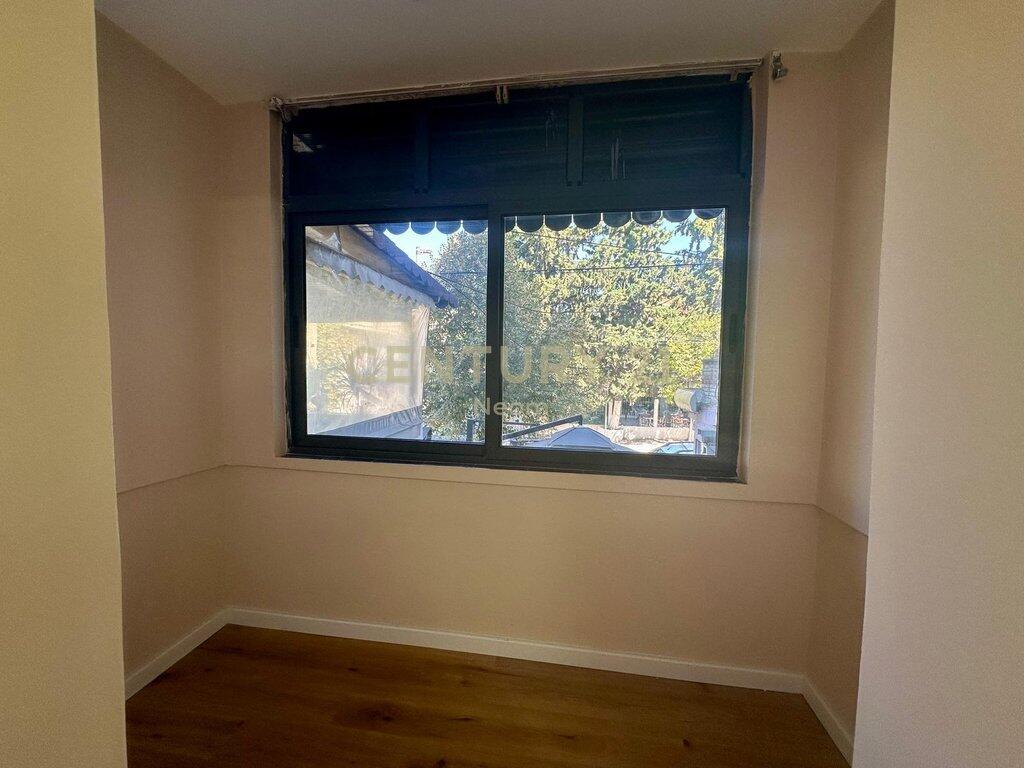 Appartamento 1+1 con Veranda in Vendita – Kombinat, Via “Fabrika e Qelqit”