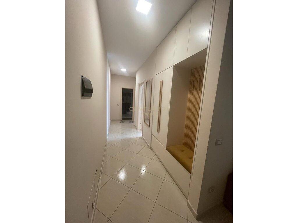 Vendesi in vendita appartamento 2+1 vicino all'Hotel Hilton – Tirana