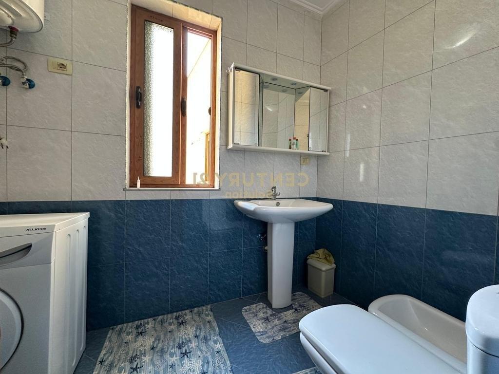 APARTAMENT 3+1+2+ POST PARKIMI PER QIRA NE ASTIR!