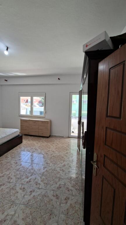 Jepet me qera apartamenti 1+1 Rruga e Durresit , prane hotel colosseo Cmimi: 500 euro