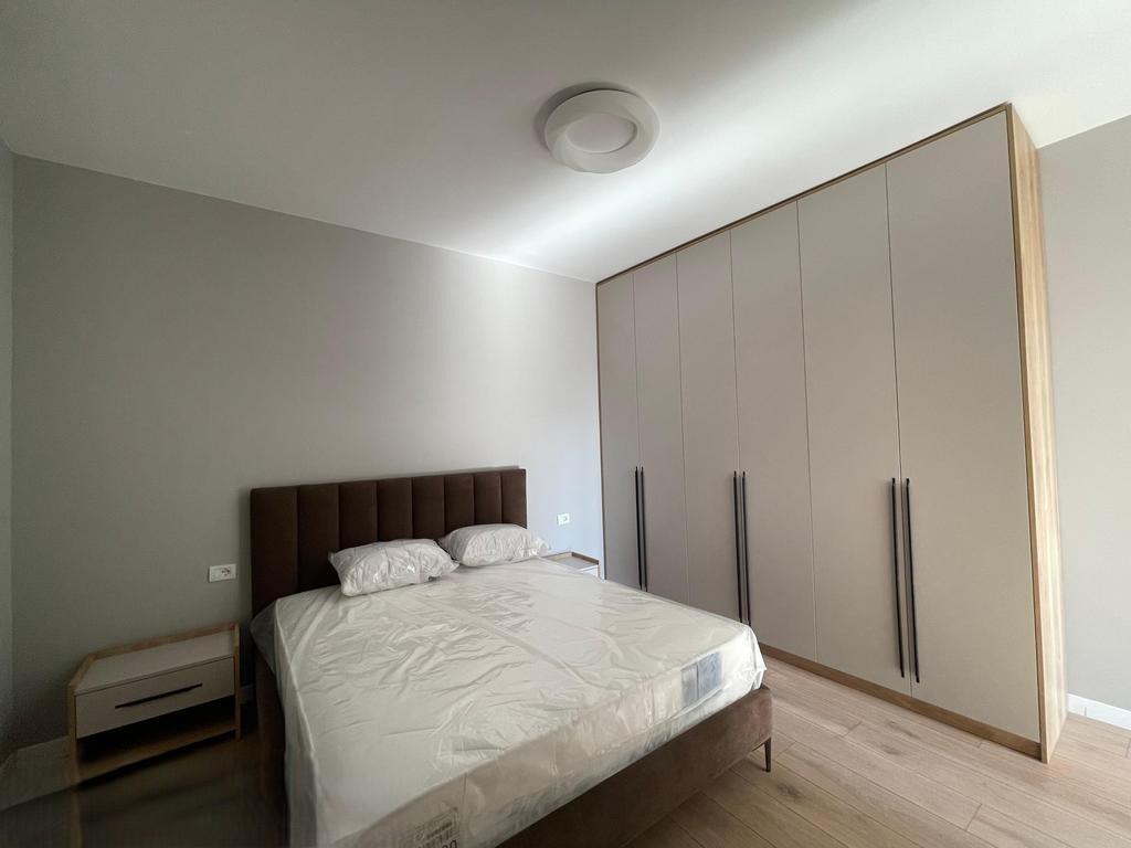 APARTAMENT 1+1 ME POST PARKIMI PER QIRA TEK PAZARI I RI 1,000 € /Muaj