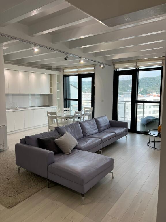 Penthouse Per Qera Ne Lungomare, Vlore