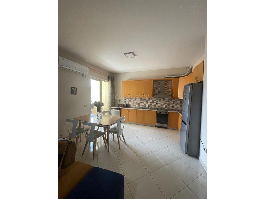 Vendesi in vendita appartamento 2+1 vicino all'Hotel Hilton – Tirana