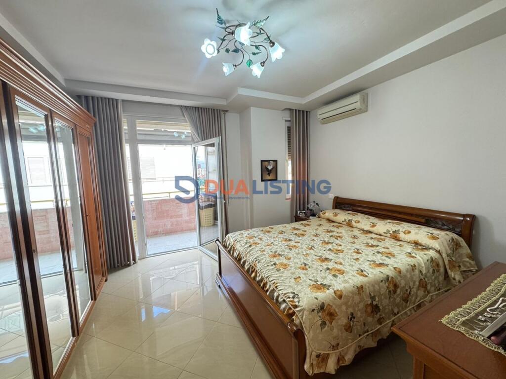 SHESIM APARTAMENT 3+1+2 TEK PAVAROTI ME PAMJE NGA KOPSHTI BOTANIK !!