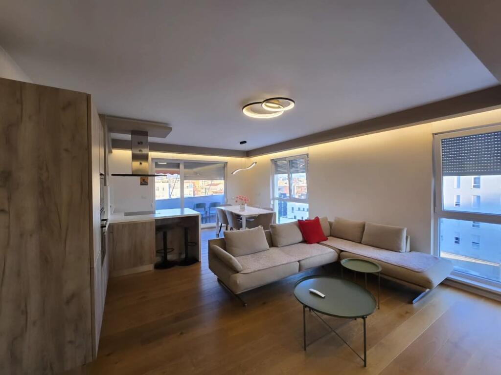 21 Dhjetori, Kompleksi Kontakt Shesim apartament me garazhd  3+1+2 tualete
