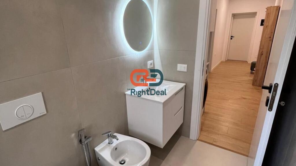Tek Bulevardi Zogu I Pare, Jepet Me Qira Apartament 2+1, Totalisht I Investuar Dhe I Pa Banuar Me Pare!!