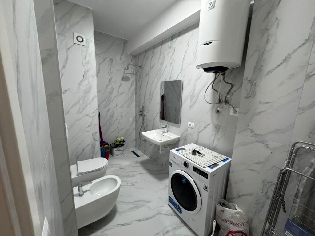 Jepet me qera Apartament 2+1  Adresa : Ali Demi Kompleksi Kaimi  Kati 7  E mobiluar dhe pabanuar me pare  Cmimi 50,000 lek ne muaj