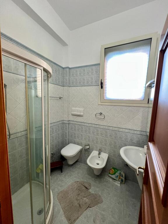 Shitet Vilë 3-Katëshe, pranë Lungomare, Vlorë.