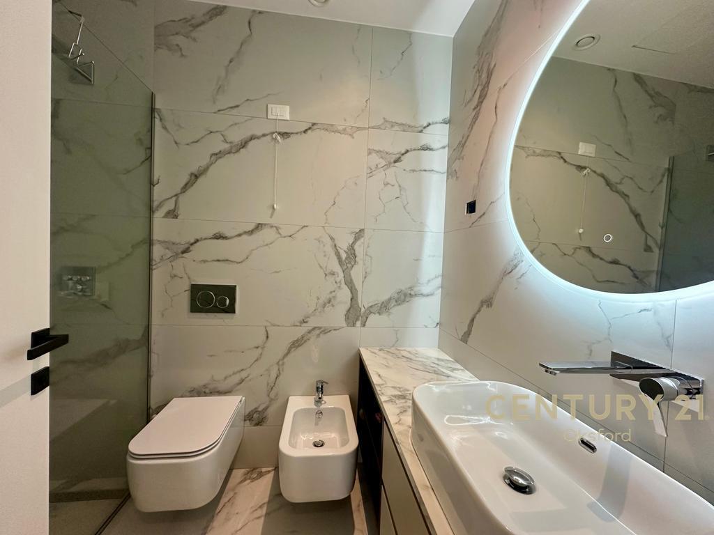 APPARTAMENTO DI LUSSO IN AFFITTO + POSTO AUTO PRESSO LAKE VIEW RESIDENCE!