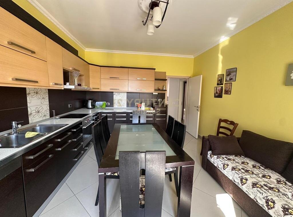APARTAMENT 3+1+2+ POST PARKIMI PER QIRA NE ASTIR!