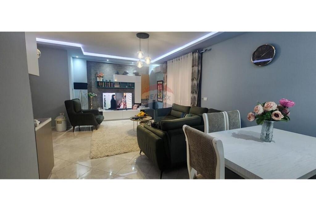 SHITET, APARTAMENT 2+1+2 + POST PARKIMI, FRESKU