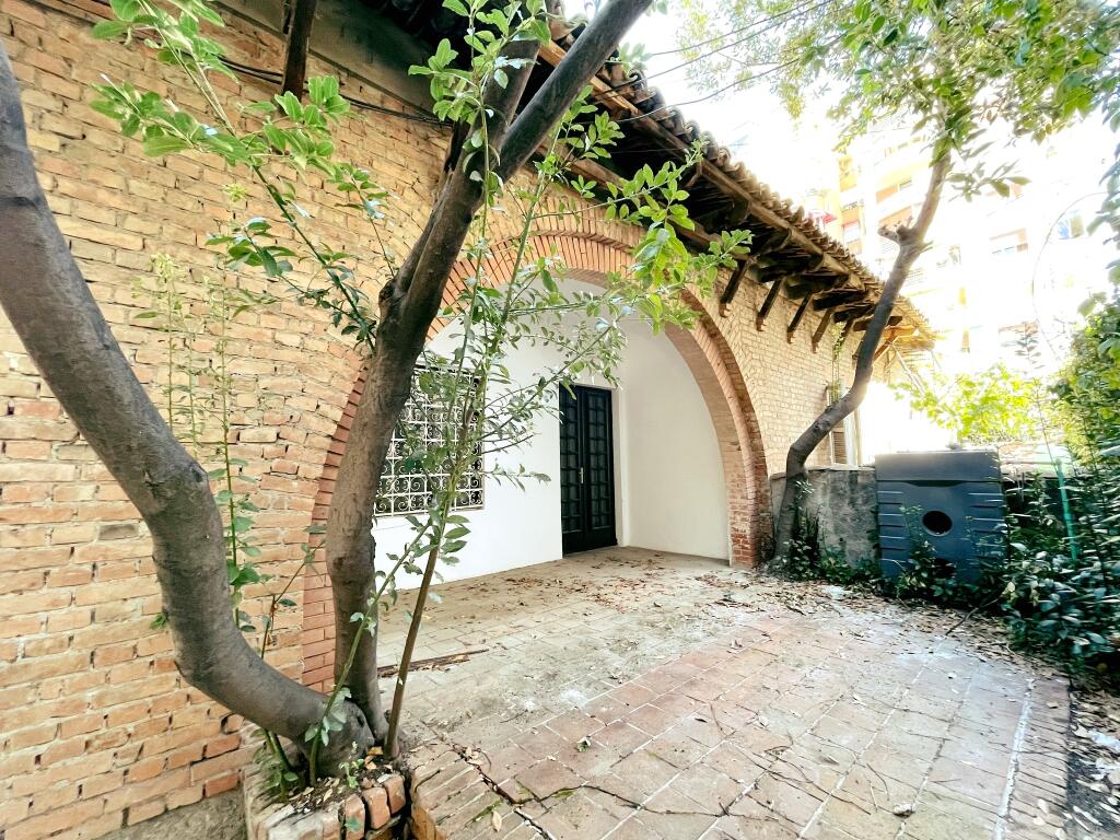 Tasse incluse!!!! Casa privata in AFFITTO vicino a Piazza "Skenderbej" nei vicoli tra il Ristorante "Piazza" e la via "Fortuzi"