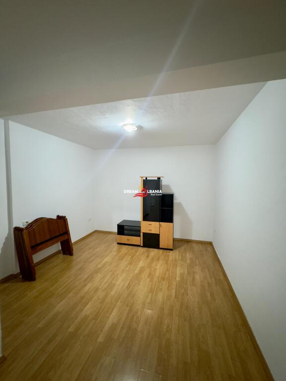 Ambient Komercial/ZYRE me qera Ne Zonen e Pazarit te Ri, prane “Lincoln Center” – Tirane (ID 42611352)