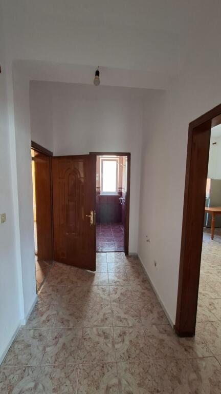 Jepet me qera apartamenti 1+1 Rruga e Durresit , prane hotel colosseo Cmimi: 500 euro