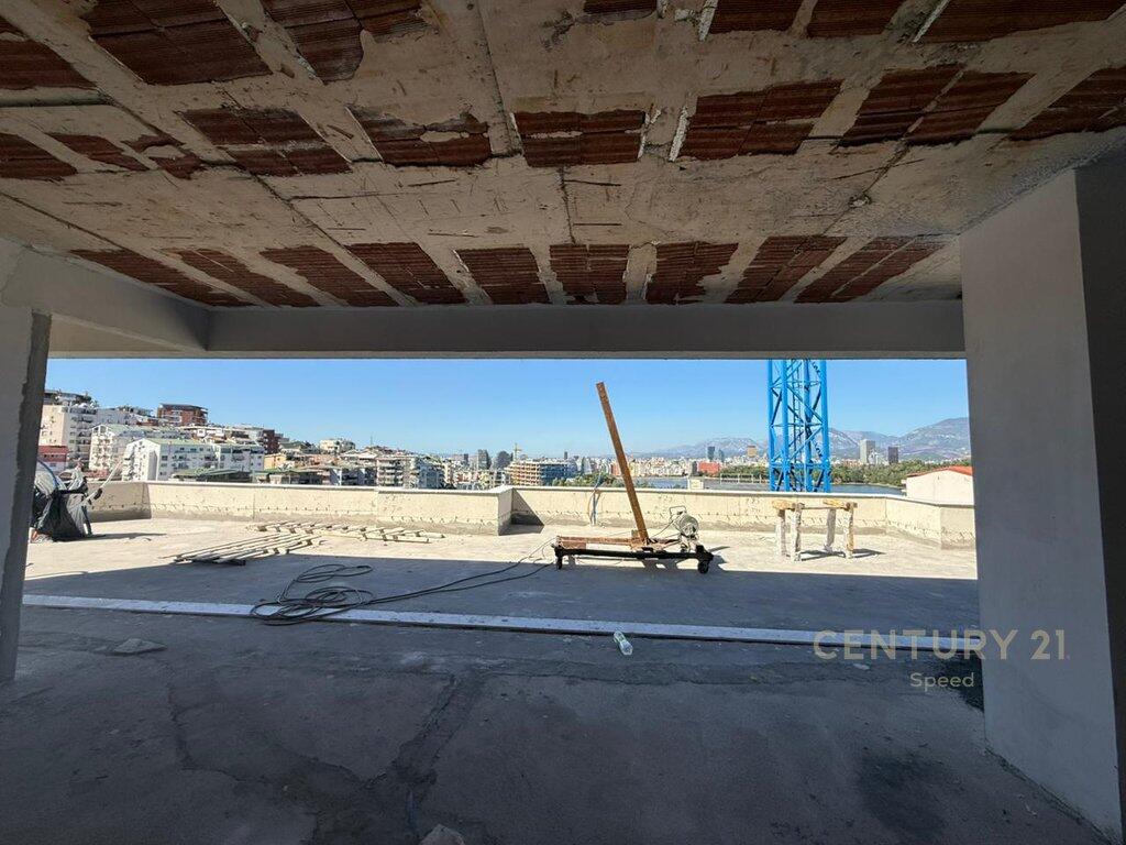 Penthouse për Shitje me Pamje Spektakolare – Liqeni i Thatë, Tiranë