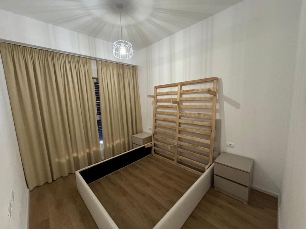 Jepet me qera Apartament 2+1  Adresa : Ali Demi Kompleksi Kaimi  Kati 7  E mobiluar dhe pabanuar me pare  Cmimi 50,000 lek ne muaj