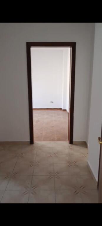 Shitet apartament 2+1 te Pallati me Shigjeta.