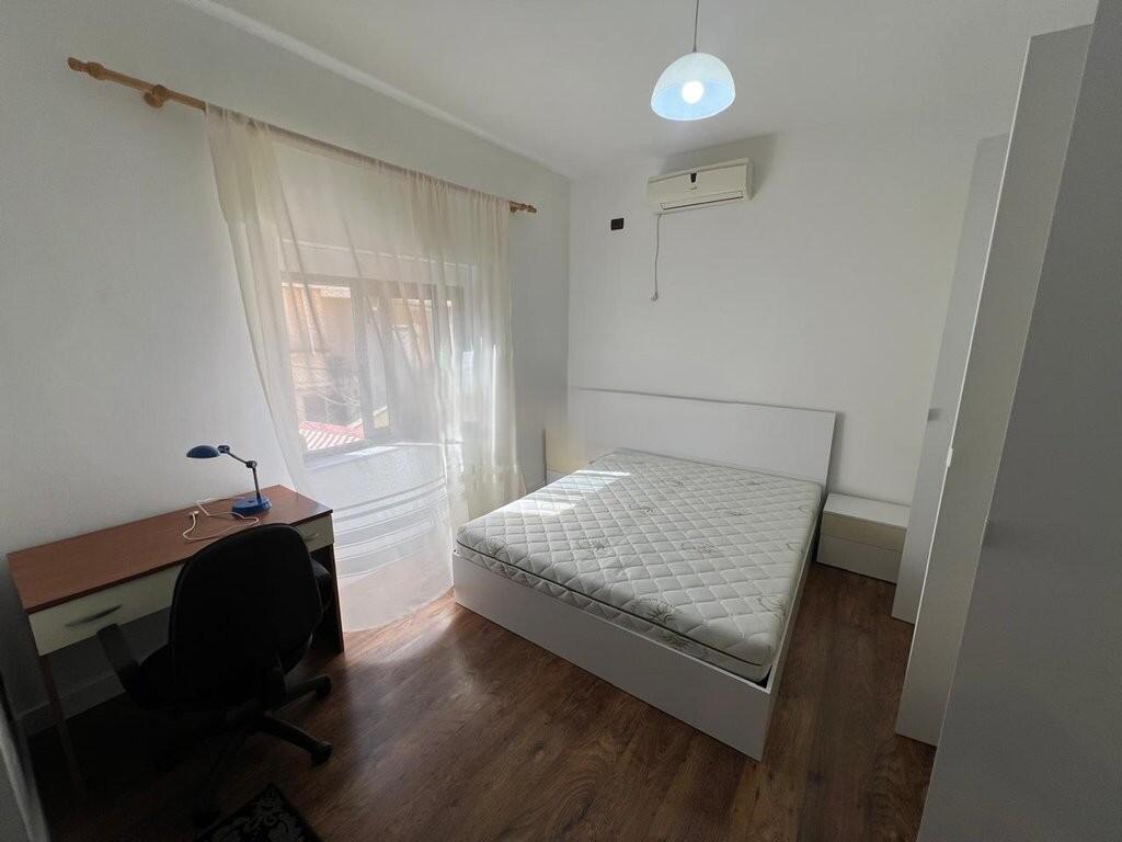 JEPET ME QIRA APARTAMENT PRANE KOMISARIATIT NR.3 RRUGA MINE PEZA 700 € /Muaj