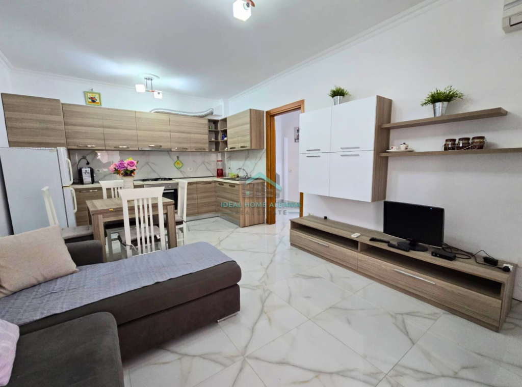 Lungomare,Vlore- Shitet apartament 1+1+Ballkon