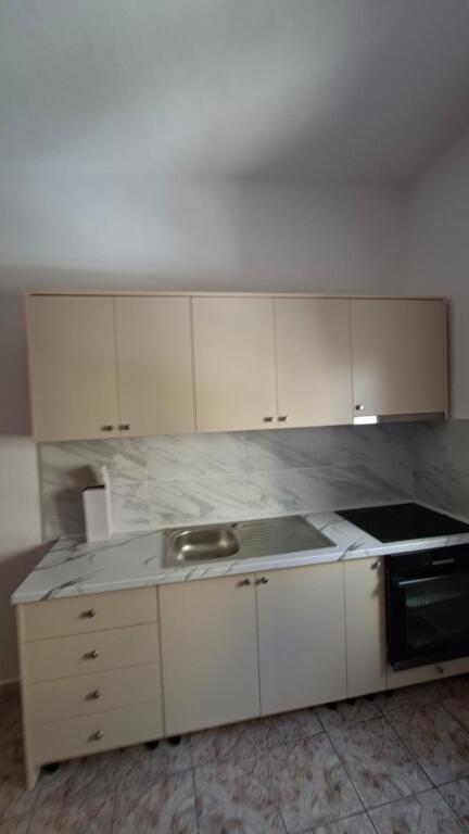 Jepet me qera apartamenti 1+1 Rruga e Durresit , prane hotel colosseo Cmimi: 500 euro