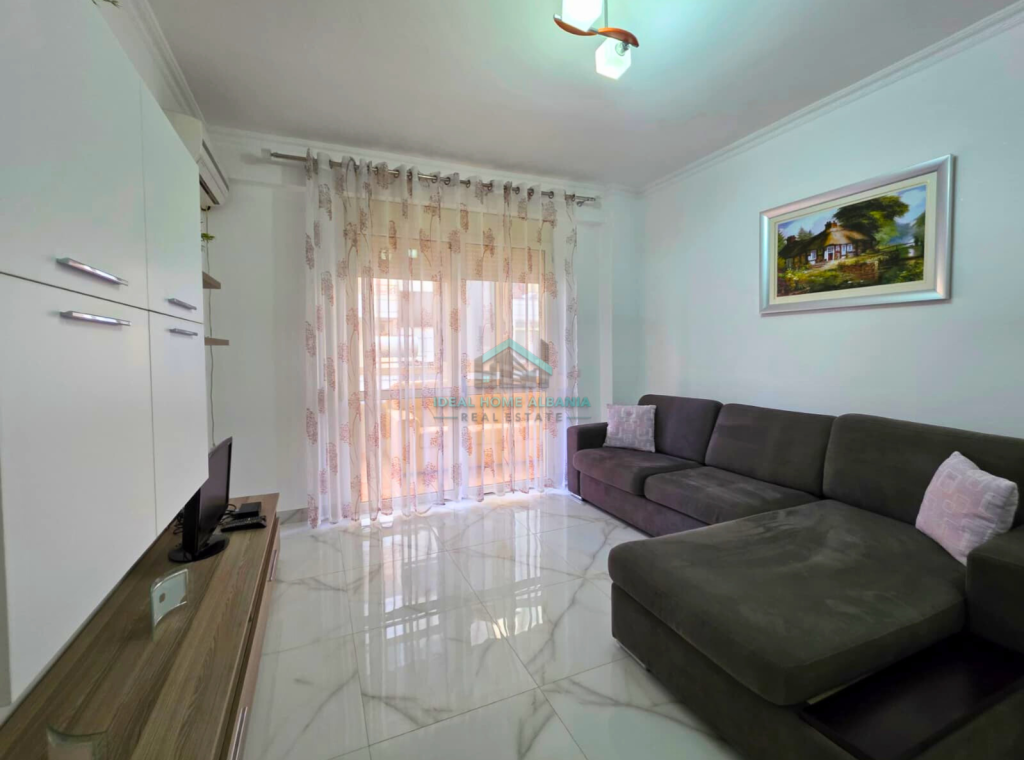 Lungomare,Vlore- Shitet apartament 1+1+Ballkon