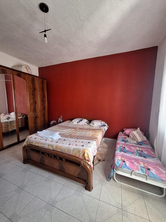 Appartamento 1+1 in affitto Via Vaid Kormaku, collina del Prete, valore 40.000 lek