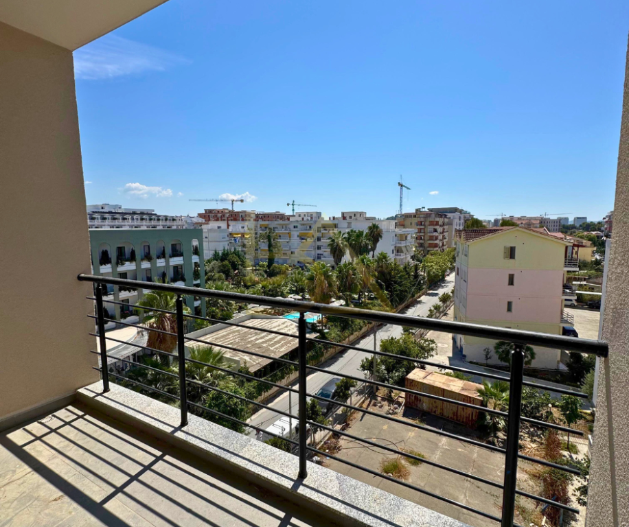 Shitet Apartament në Golem